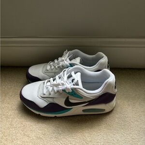 Size 10 in women’s Nike air maxes ( will be cleaned prior to shipping )